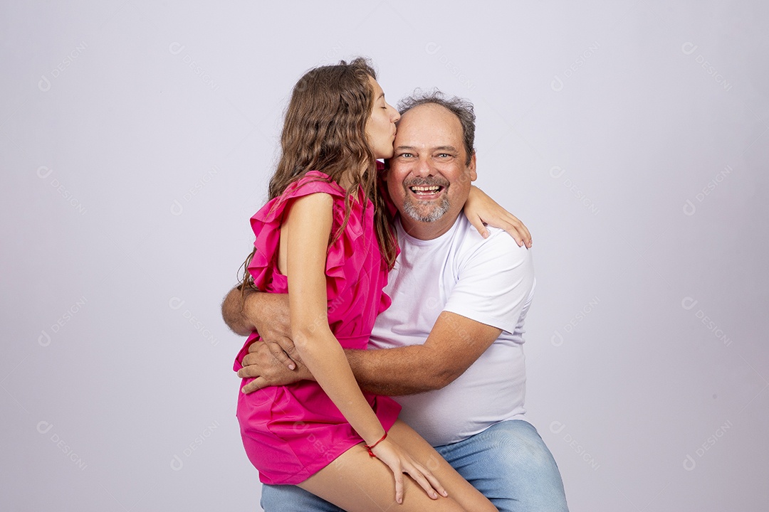 Linda garota ao lado de seu pai sobre fundo isolado