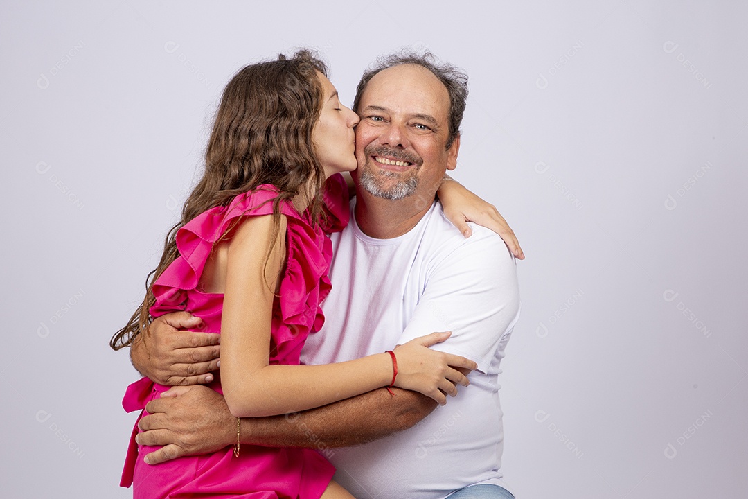 Linda garota ao lado de seu pai sobre fundo isolado