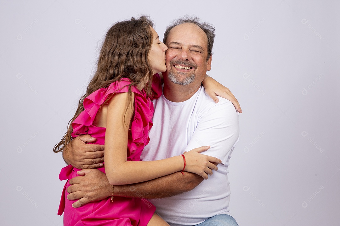 Linda garota ao lado de seu pai sobre fundo isolado