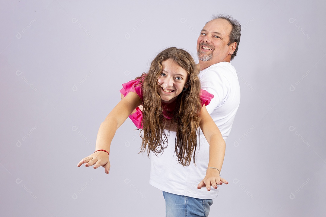 Linda garota ao lado de seu pai sobre fundo isolado