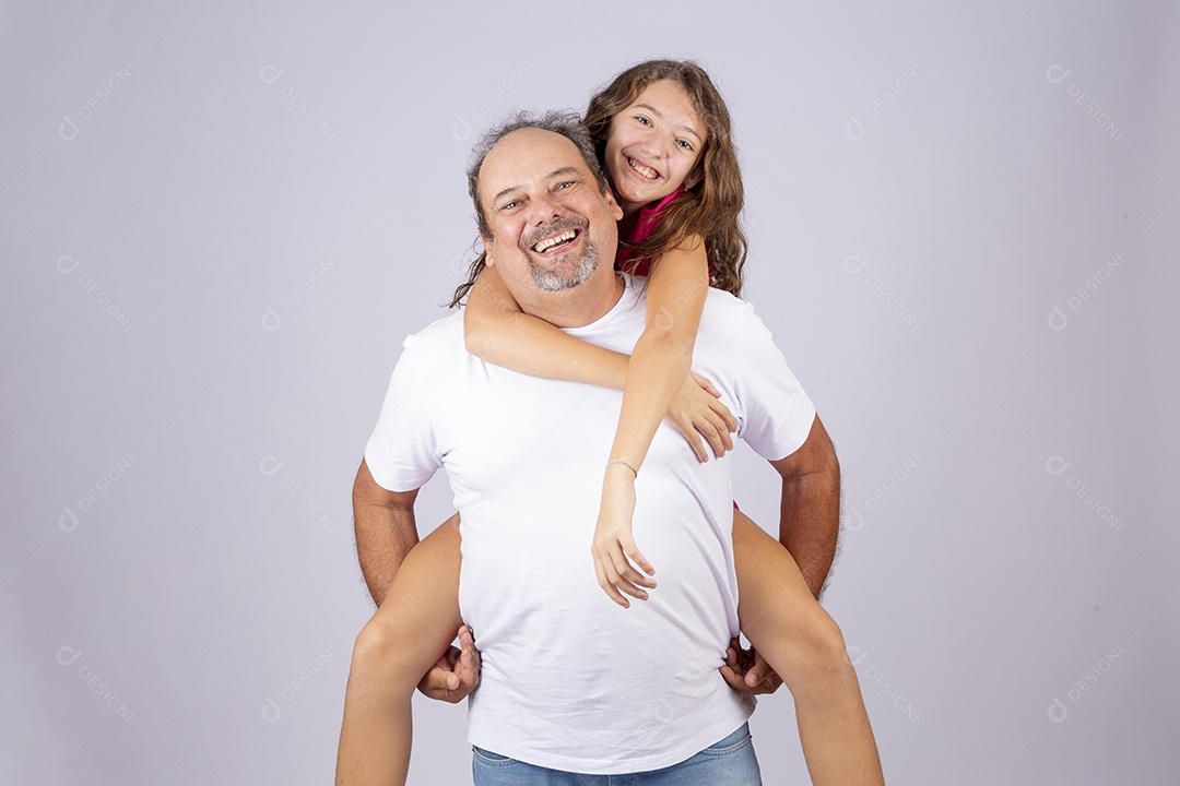 Linda garota ao lado de seu pai sobre fundo isolado