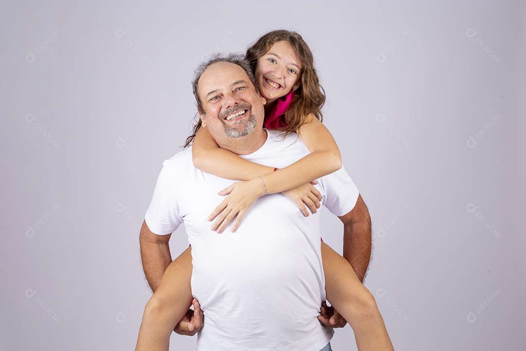 Linda garota ao lado de seu pai sobre fundo isolado