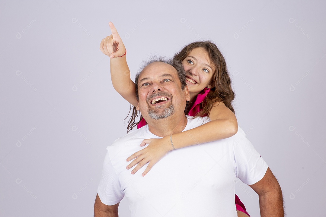 Linda garota ao lado de seu pai sobre fundo isolado