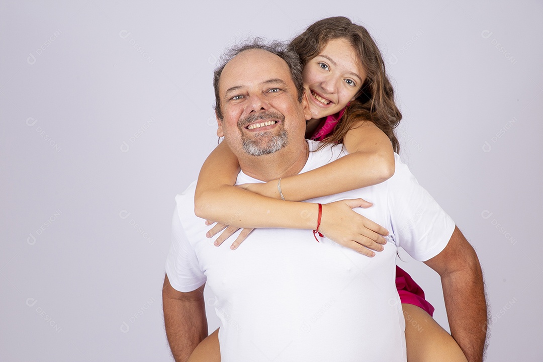 Linda garota ao lado de seu pai sobre fundo isolado