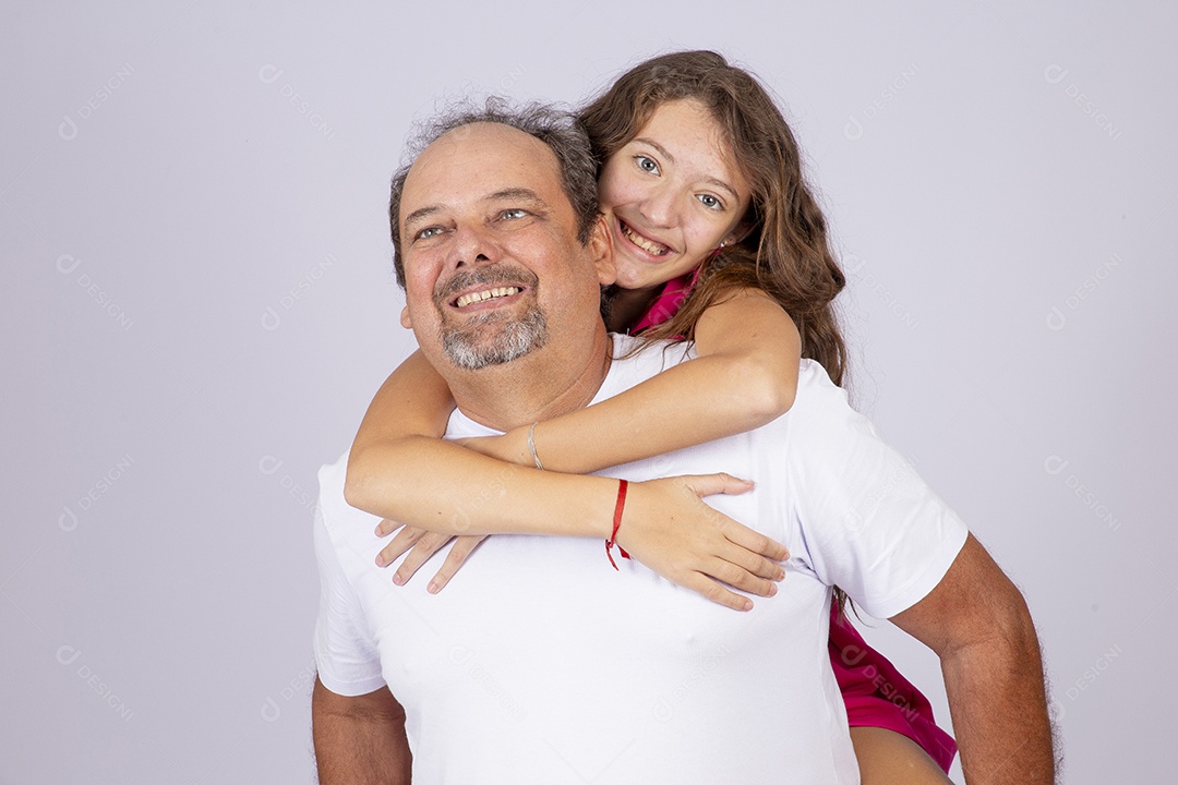 Linda garota ao lado de seu pai sobre fundo isolado