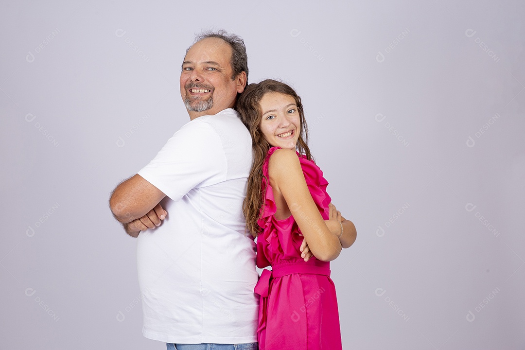 Linda garota ao lado de seu pai sobre fundo isolado