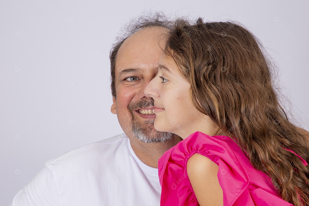 Linda garota ao lado de seu pai sobre fundo isolado