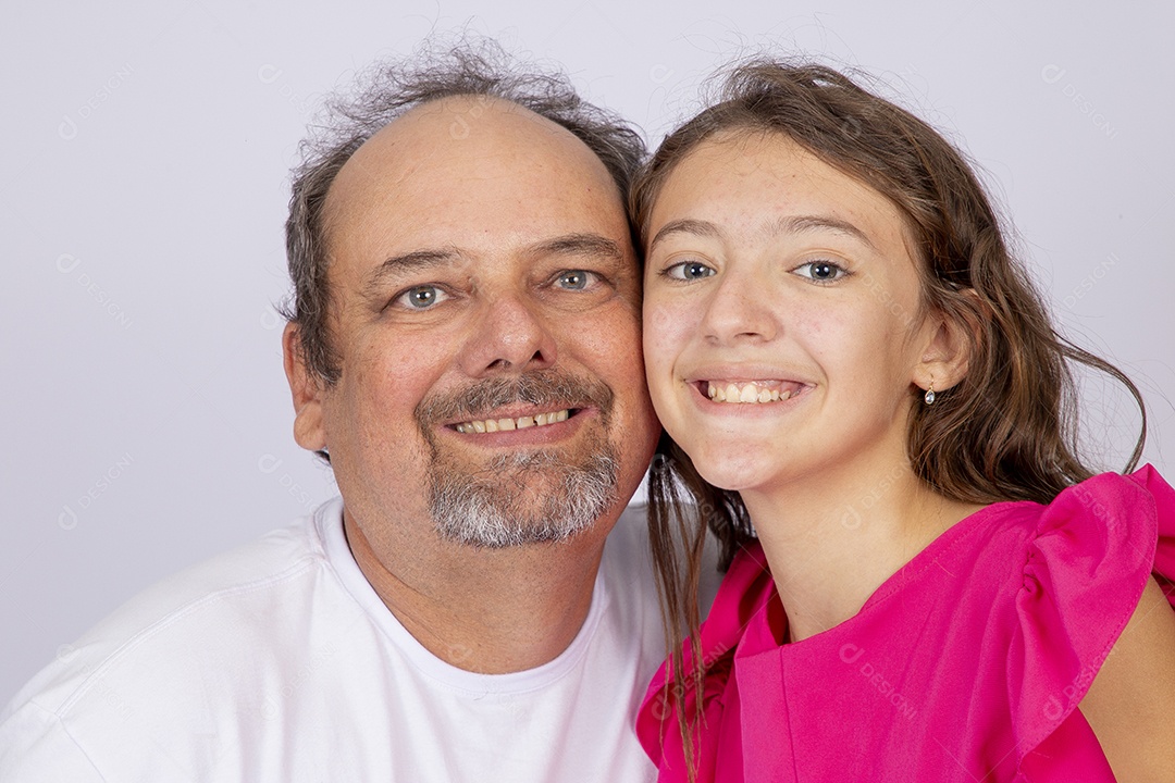 Linda garota ao lado de seu pai sobre fundo isolado