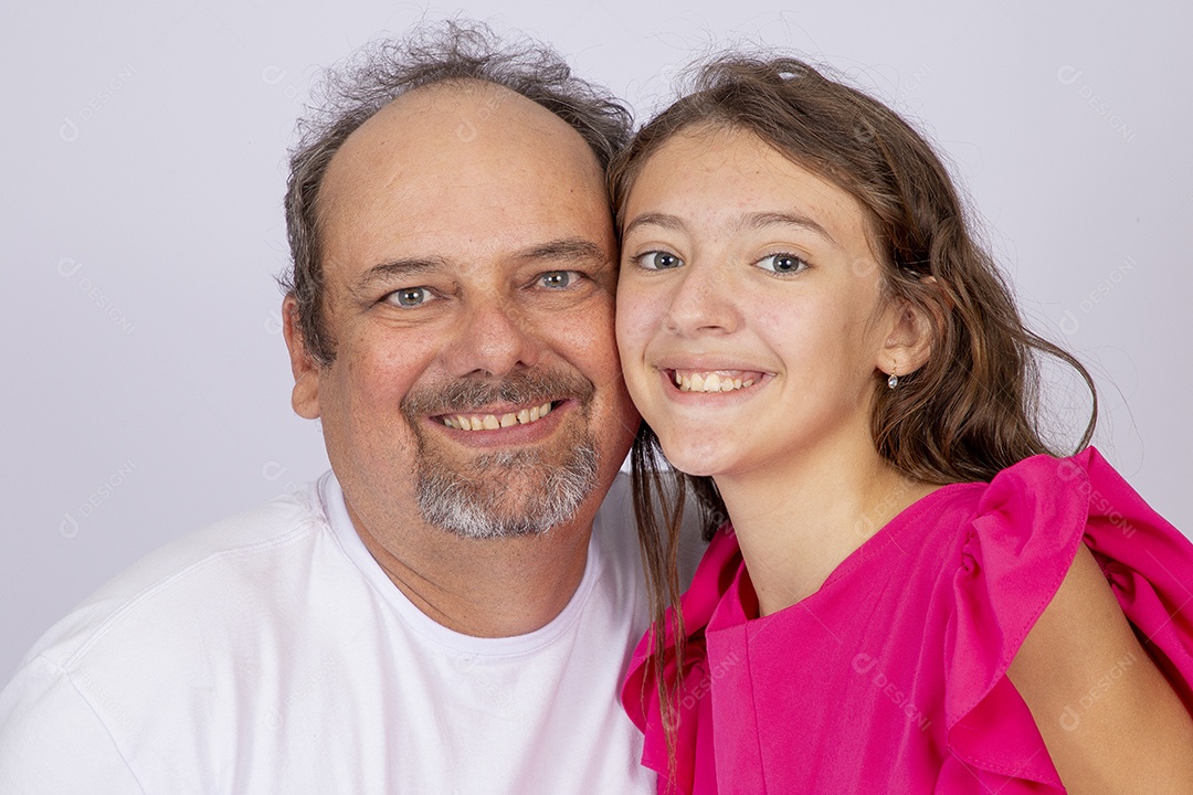 Linda garota ao lado de seu pai sobre fundo isolado