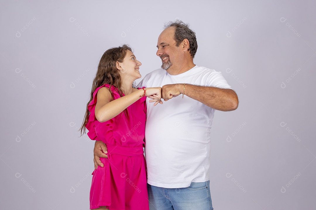 Linda garota ao lado de seu pai sobre fundo isolado