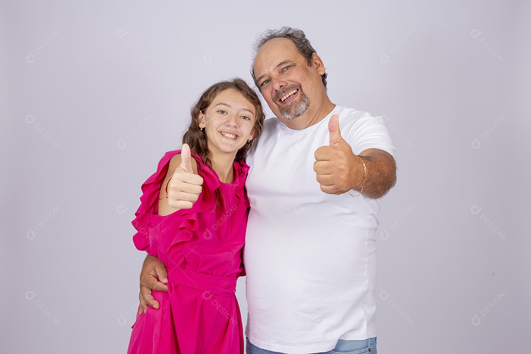 Linda garota ao lado de seu pai sobre fundo isolado