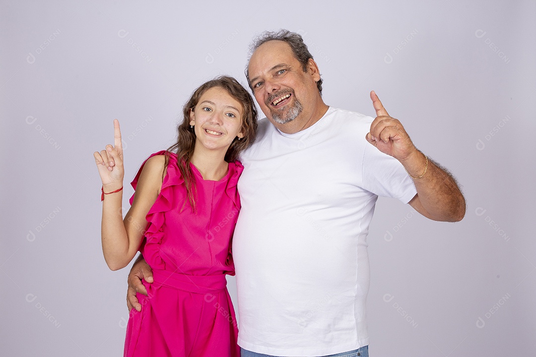 Linda garota ao lado de seu pai sobre fundo isolado