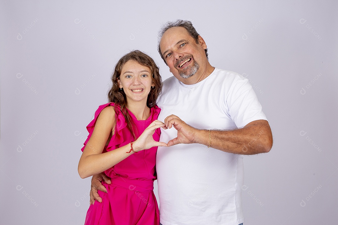 Linda garota ao lado de seu pai sobre fundo isolado