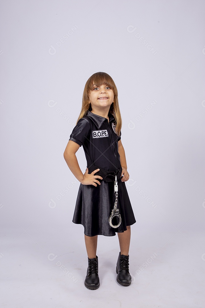 Linda garotinha fantasiada de delegada