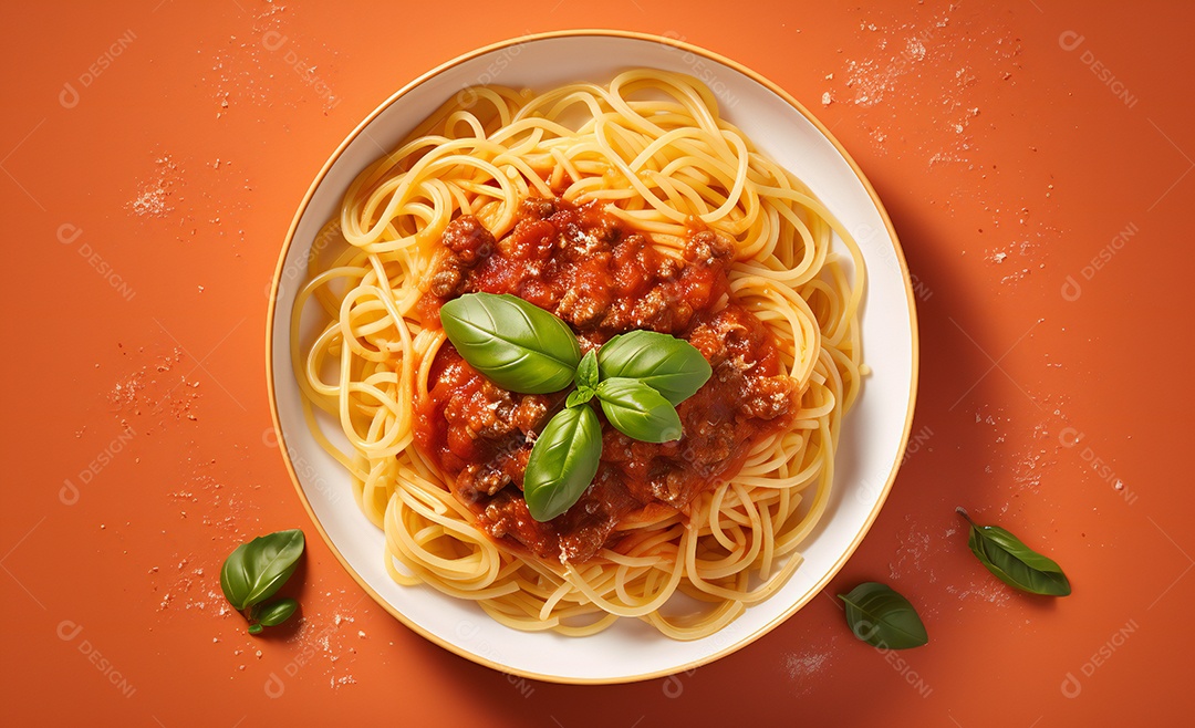 Delicioso prato de macarrão com molho a bolonhesa e manjericão