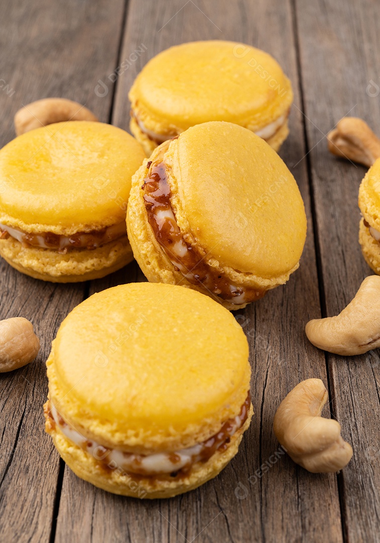 Macarons de castanha de caju sobre a mesa de madeira.