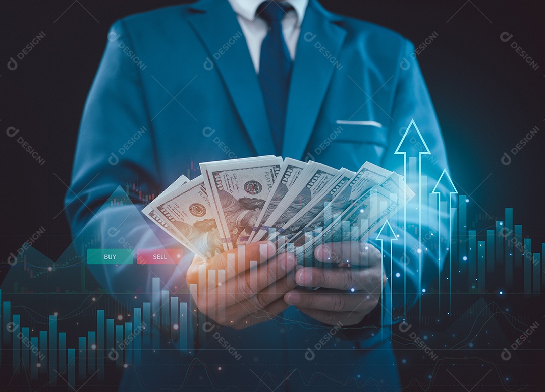 Conceito de investimento e finanças, empresário segurando dinheiro, mercado de ações, lucros e crescimento dos negócios