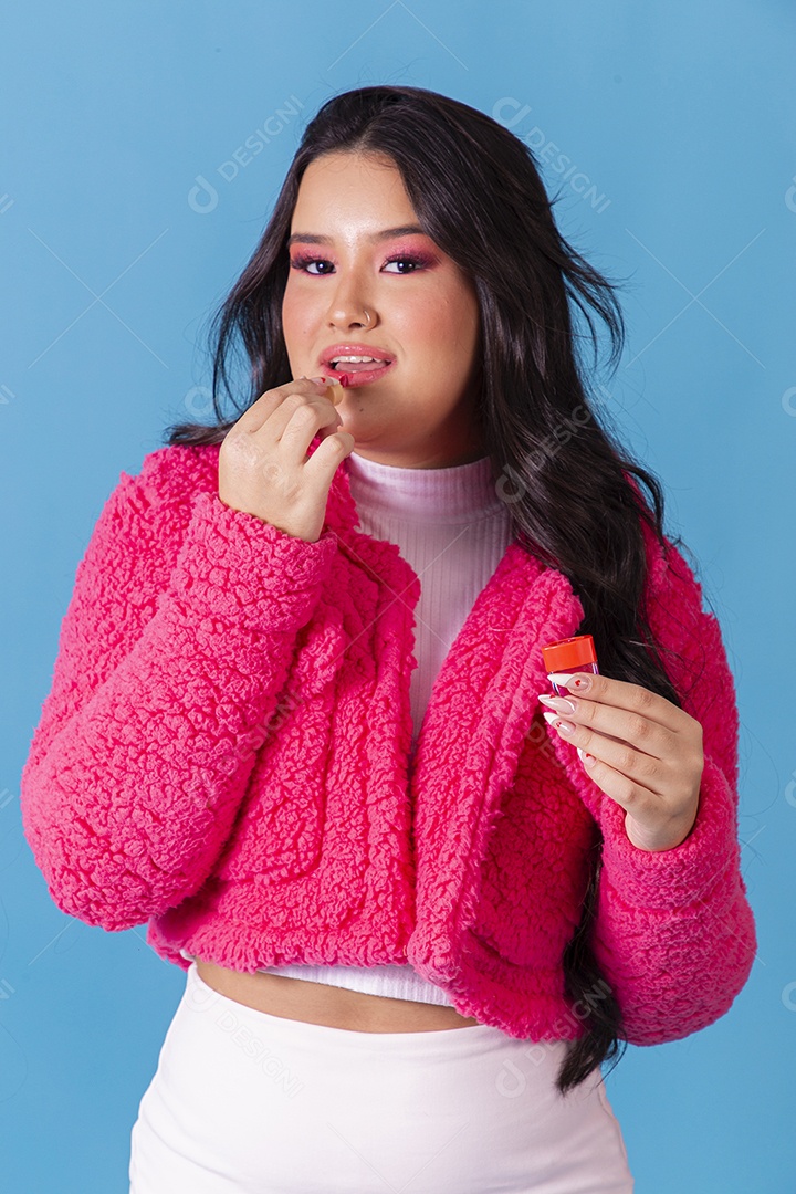 Linda menina com roupas rosas da Barbie