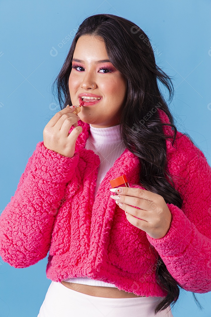 Linda menina com roupas rosas da Barbie