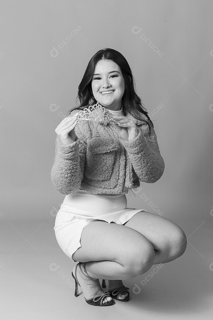 Linda menina com roupas rosas da Barbie