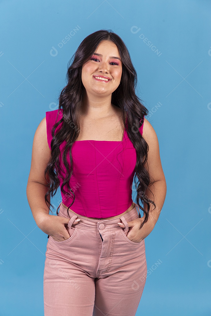 Linda garota sorridente em fundo azul