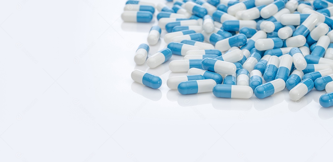 Comprimidos de cápsulas de antibióticos em fundo branco