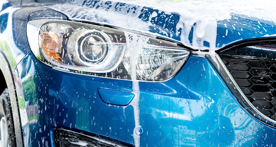 Lavagem de carro azul com espuma de sabão branca