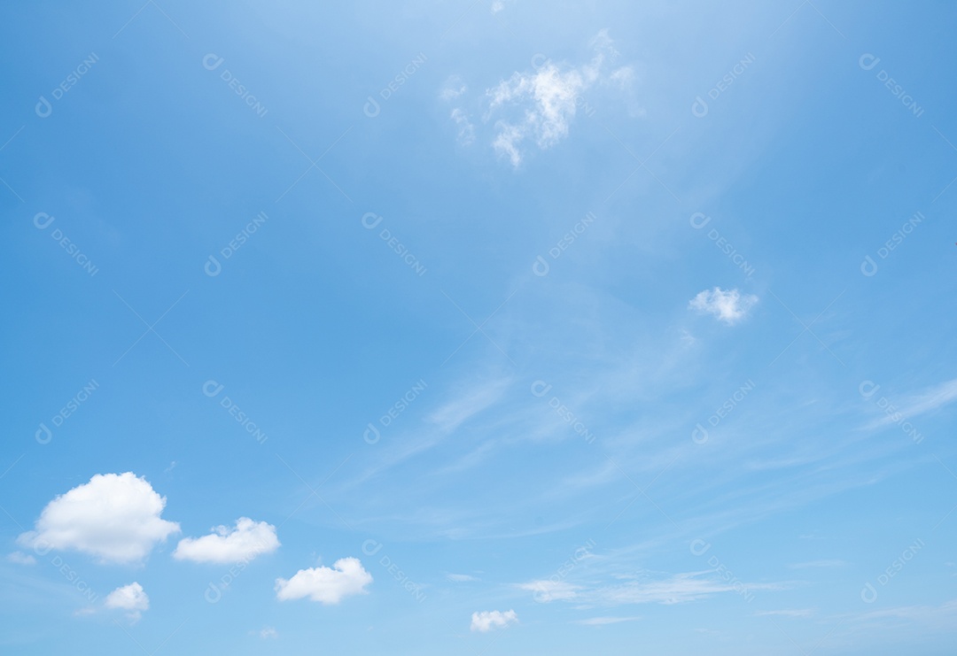 Lindo céu azul e nuvens cúmulos brancas fundo abstrato