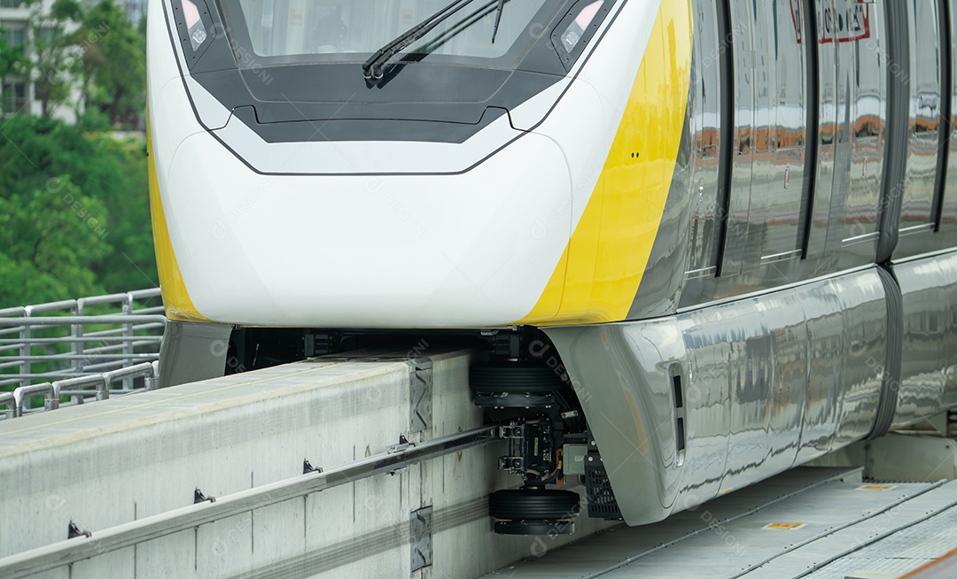 Trem monotrilho elevado sobre trilhos