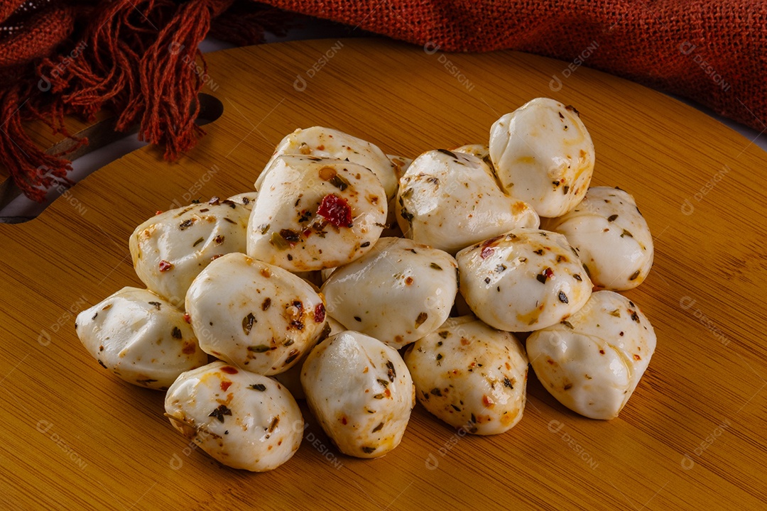 Bolinhas de mussarela de búfala temperadas na tábua de aperitivos.