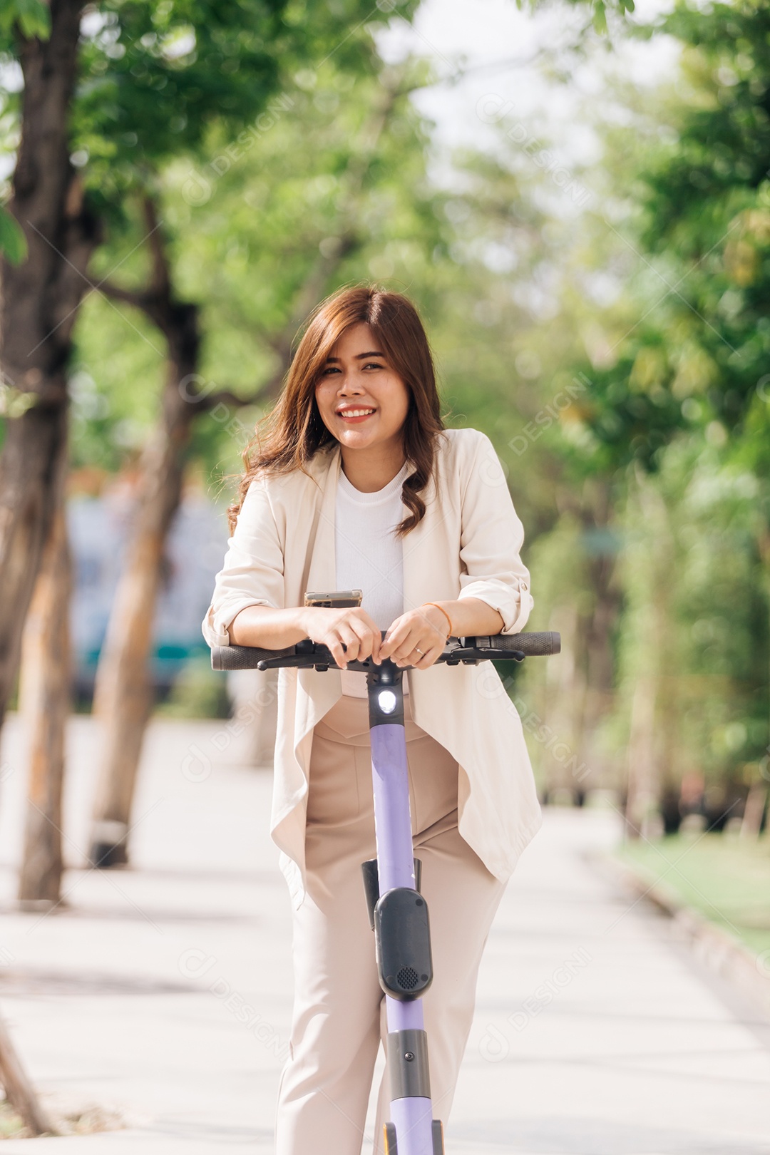 Mulher asiática andando de scooter elétrica no parque, conceito de estilo de vida