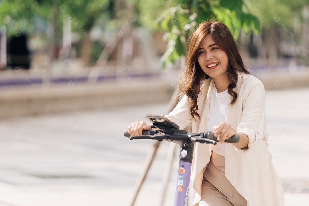 Mulher asiática andando de scooter elétrica no parque, conceito de estilo de vida