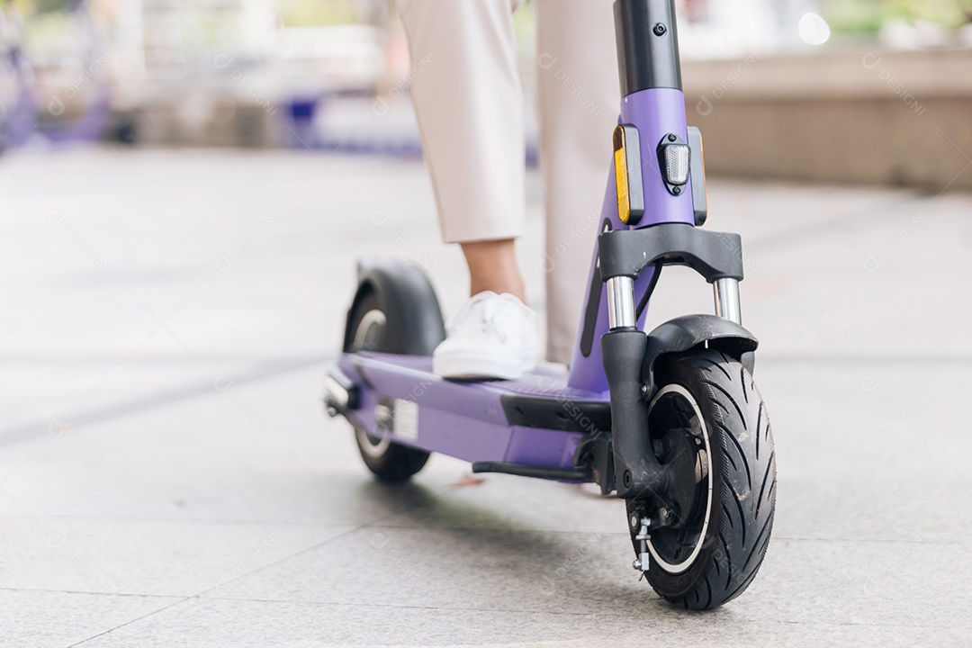 Mulher asiática andando de scooter elétrica no parque, conceito de estilo de vida