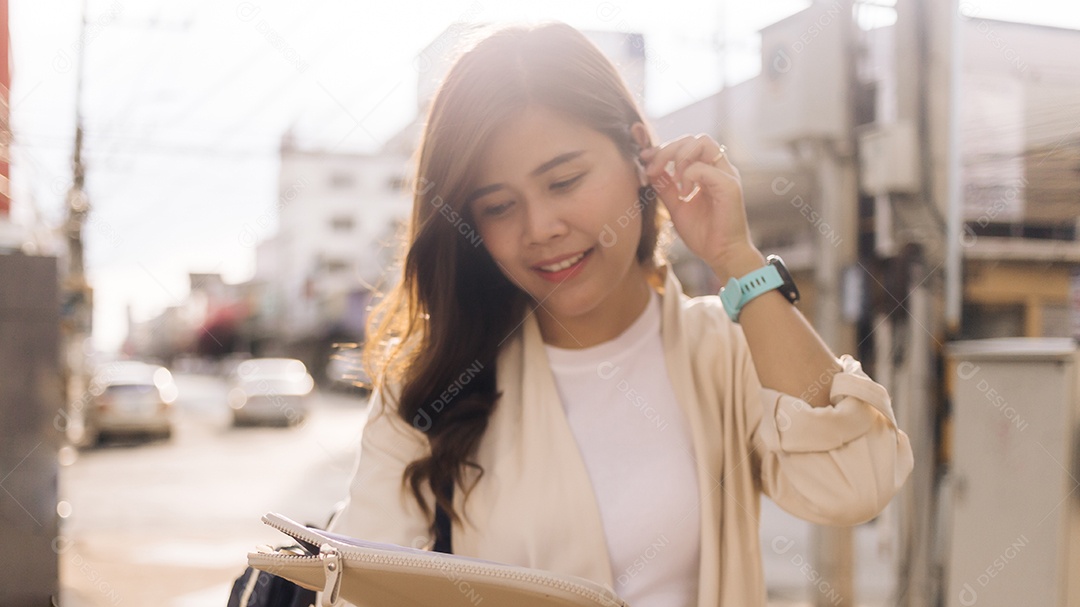 Retrato de uma jovem asiática sorridente segurando a prancheta e olhando para a câmera