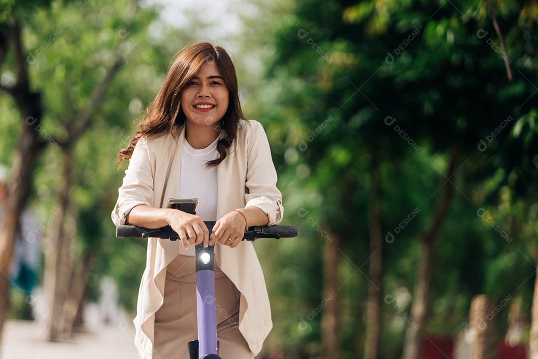 Mulher asiática andando de scooter elétrica no parque, conceito de estilo de vida