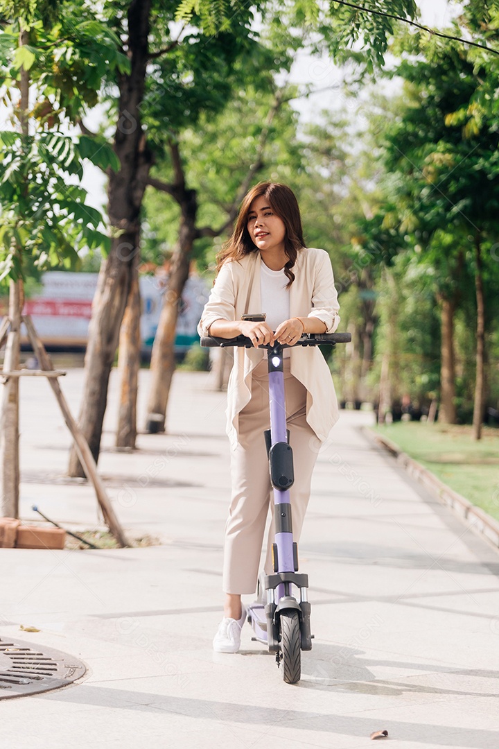 Mulher asiática andando de scooter elétrica no parque, conceito de estilo de vida