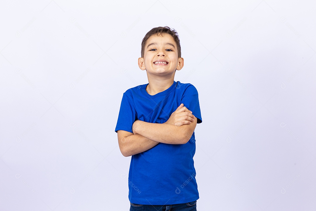 Lindo garoto de camiseta azul em fundo branco