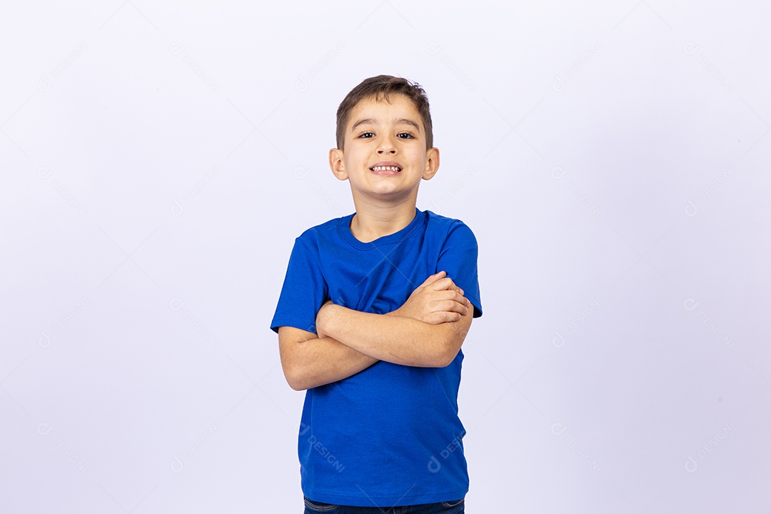 Lindo garoto de camiseta azul em fundo branco