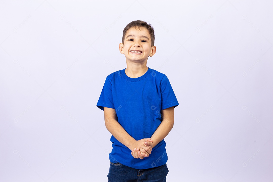 Lindo garoto de camiseta azul em fundo branco