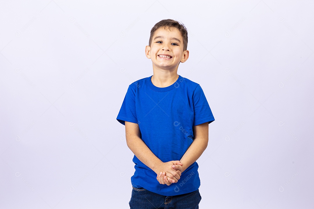 Lindo garoto de camiseta azul em fundo branco