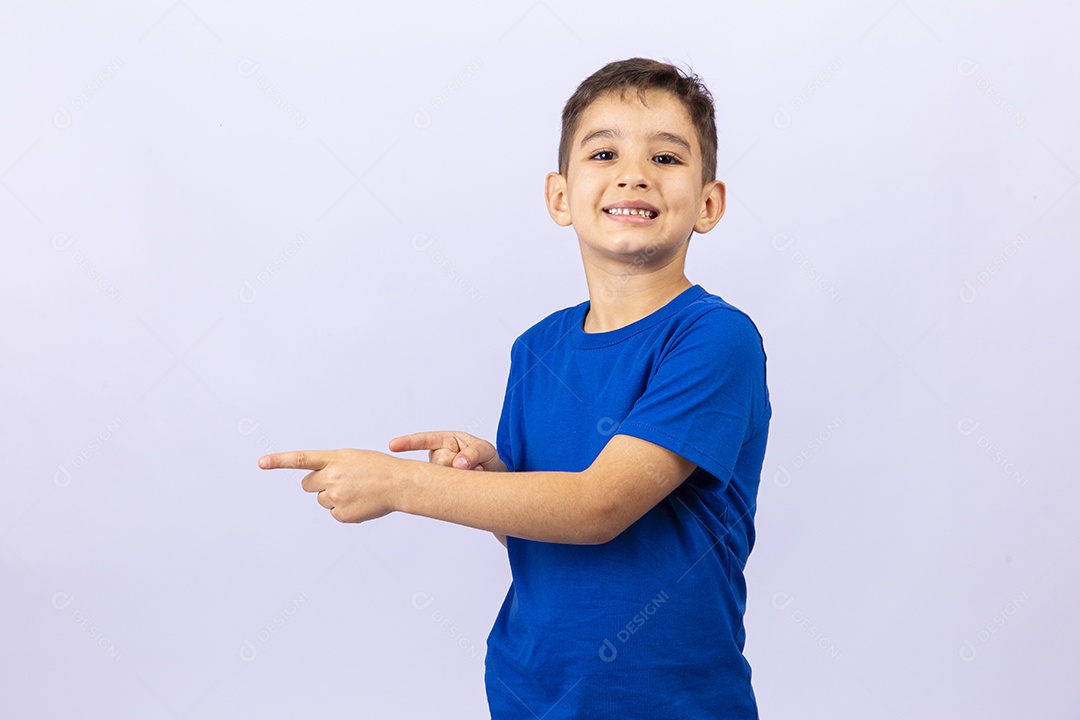 Lindo garoto de camiseta azul em fundo branco