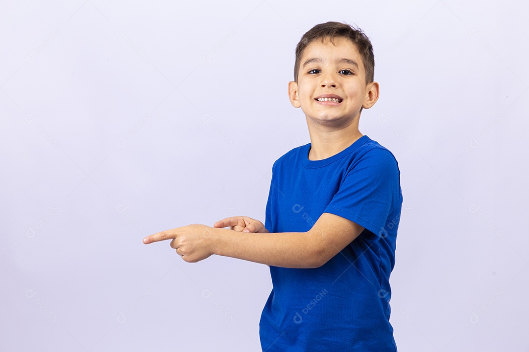 Lindo garoto de camiseta azul em fundo branco