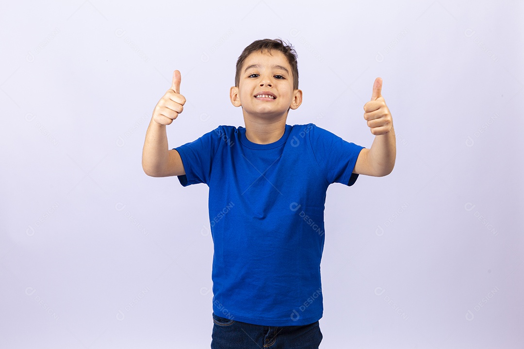 Lindo garoto de camiseta azul em fundo branco