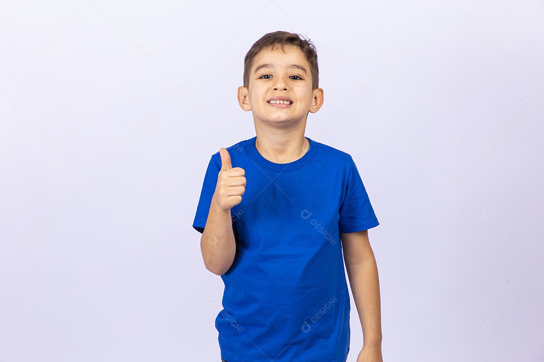 Lindo garoto de camiseta azul em fundo branco