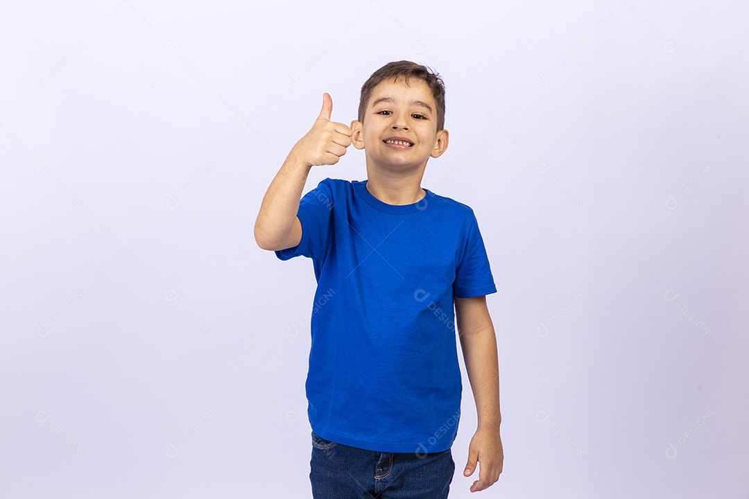 Lindo garoto de camiseta azul em fundo branco