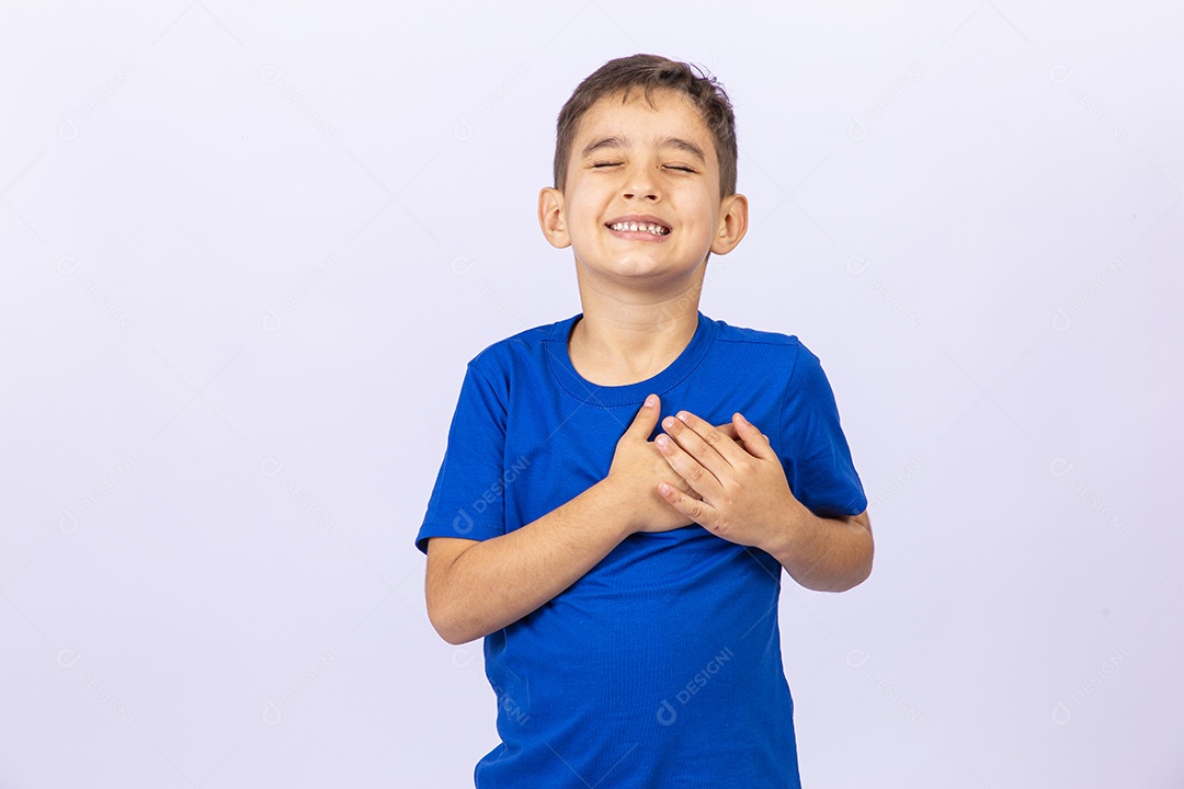 Lindo garoto de camiseta azul em fundo branco