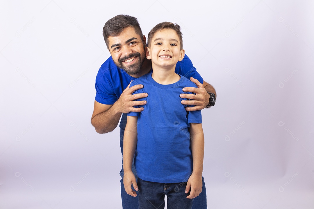 Pai e filho juntos de camiseta azul em fundo branco