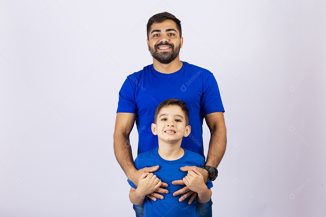 Pai e filho juntos de camiseta azul em fundo branco