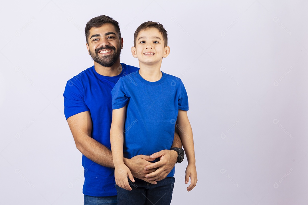 Pai e filho juntos de camiseta azul em fundo branco
