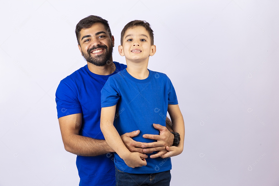 Pai e filho juntos de camiseta azul em fundo branco